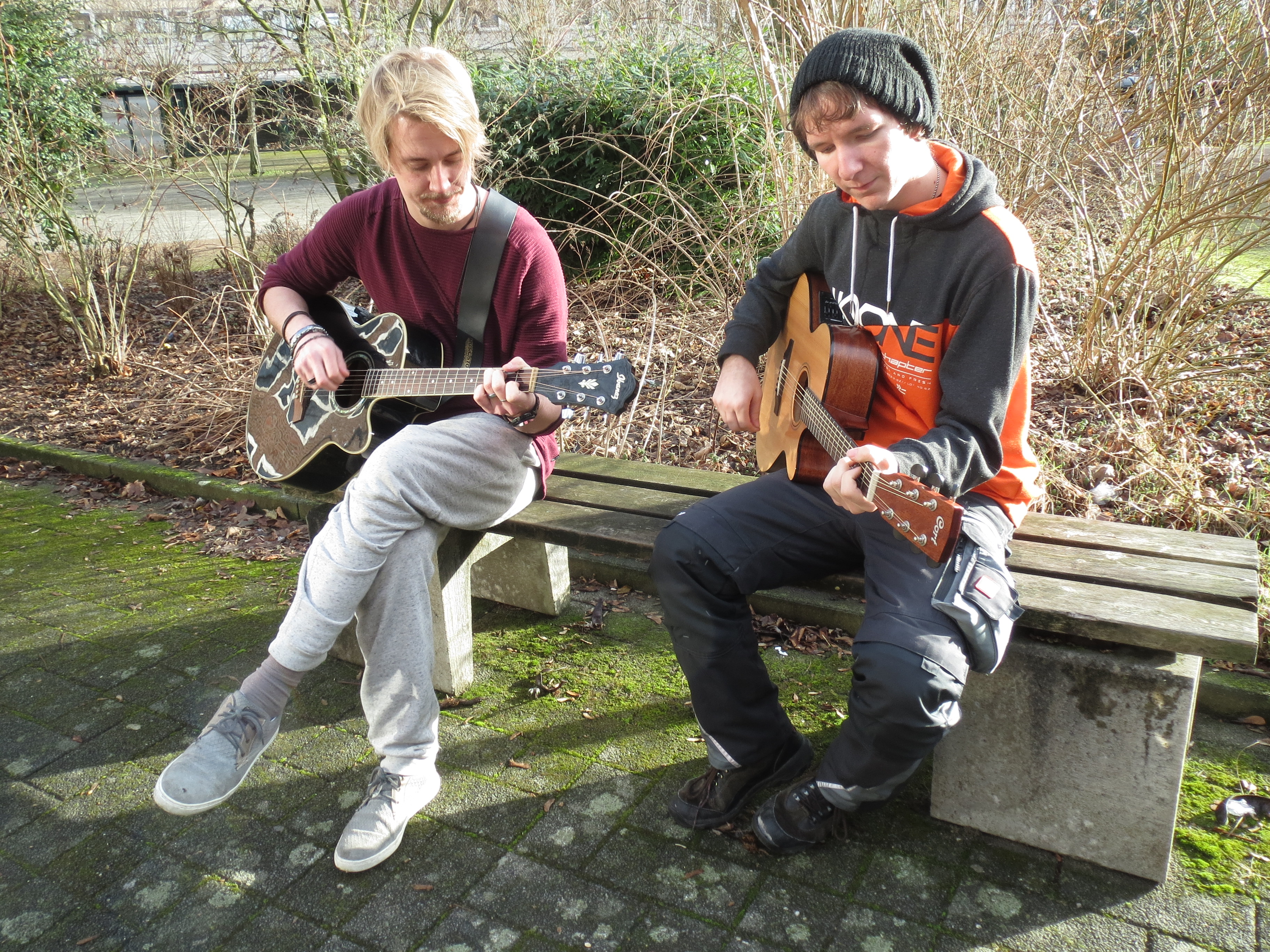 Zwei Teilnehmer der AG Musikproduktion verlagern die Musik auf den Schulhof.